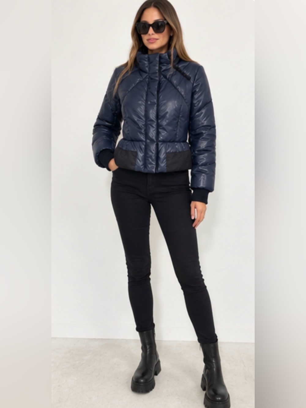 А BCBGMAXAZRIA  size M 90% Duck Down Puffer Jacket Shiny Navy B746MEGA